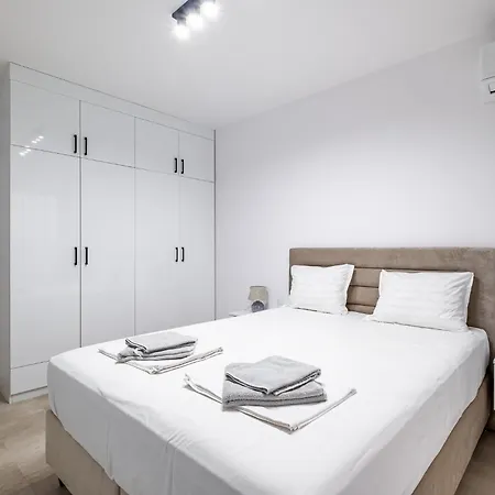 Апартаменты Briz Sea View With Free Parking